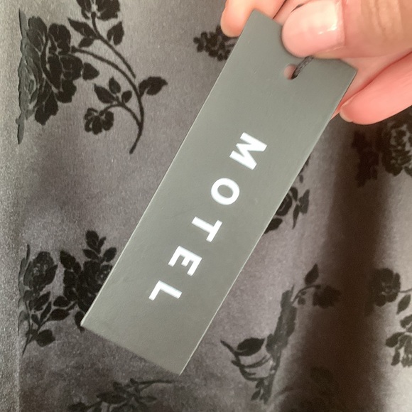 Black Motel body con dress with rose detail - Picture 4 of 5